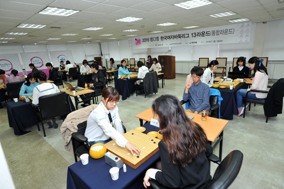 ▲‘2016 엠디엠 한국여자바둑리그’ 통합 13라운드 전경. 서울 부광탁스의 최정 6단(앞줄 오른쪽 두 번째)이 포항 포스코켐텍 조혜연 9단과 대국 중이다. 서울 부광탁스는 이날 승리로 정규리그 우승을 확정했다 